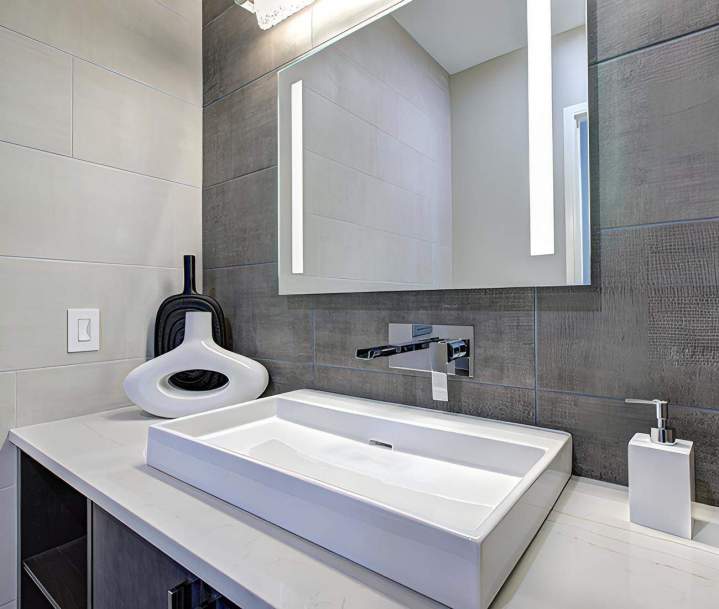 Nous installons les équipements sanitaires.